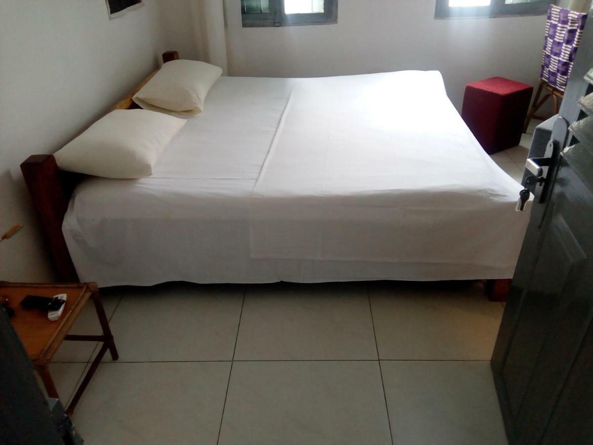 Ezime Guesthouse Accra Room photo