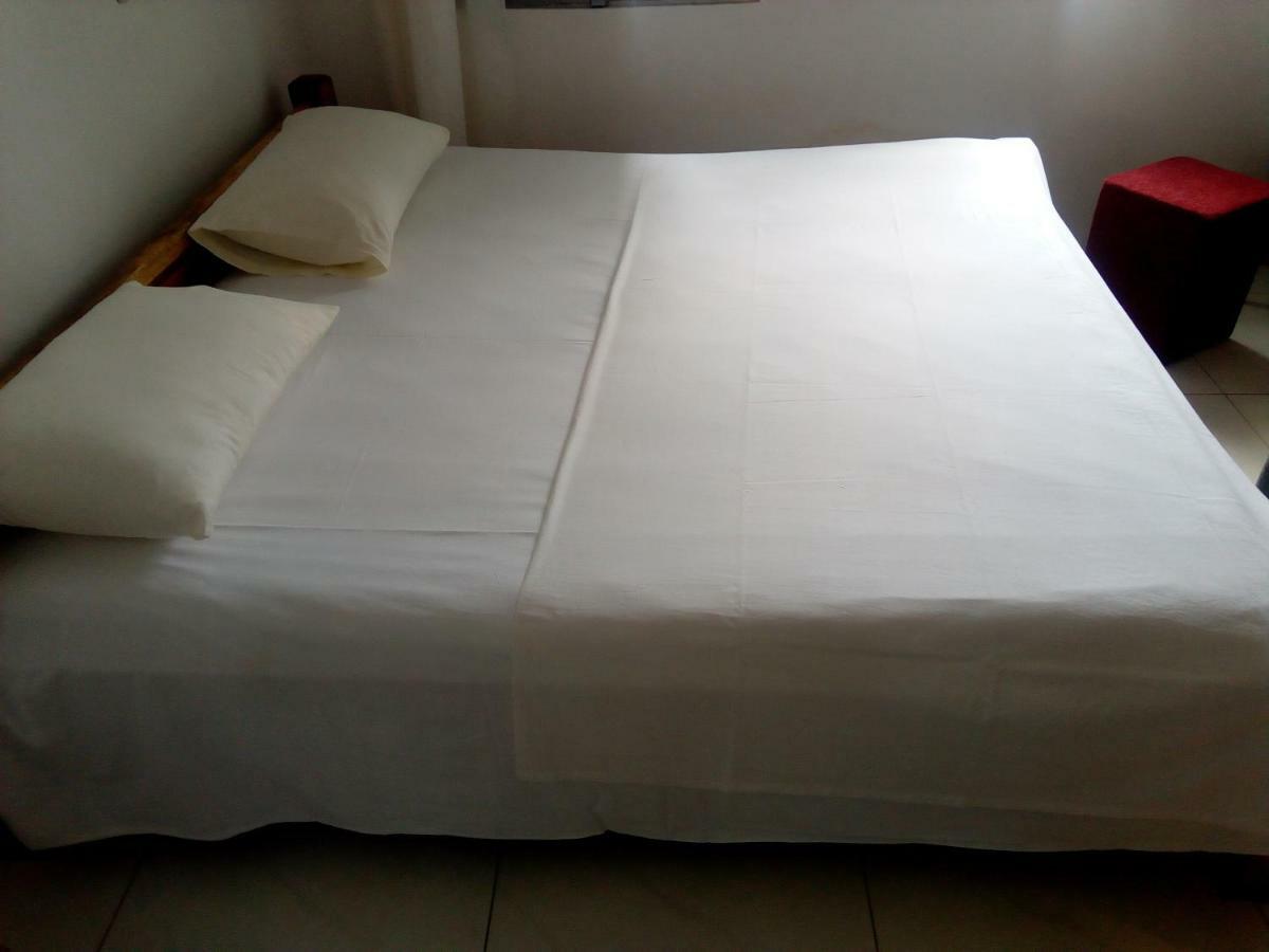 Ezime Guesthouse Accra Room photo